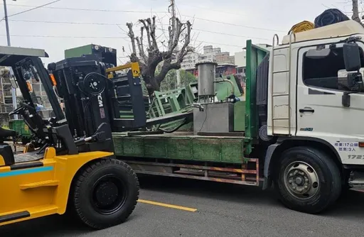 男開堆高機卸翻200公斤機具　貨車駕駛遭壓擊「眼球噴出」慘死　