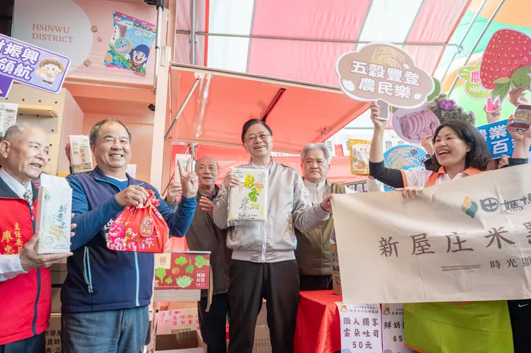 張善政協助新屋區農會推廣農產品。桃園市府提供