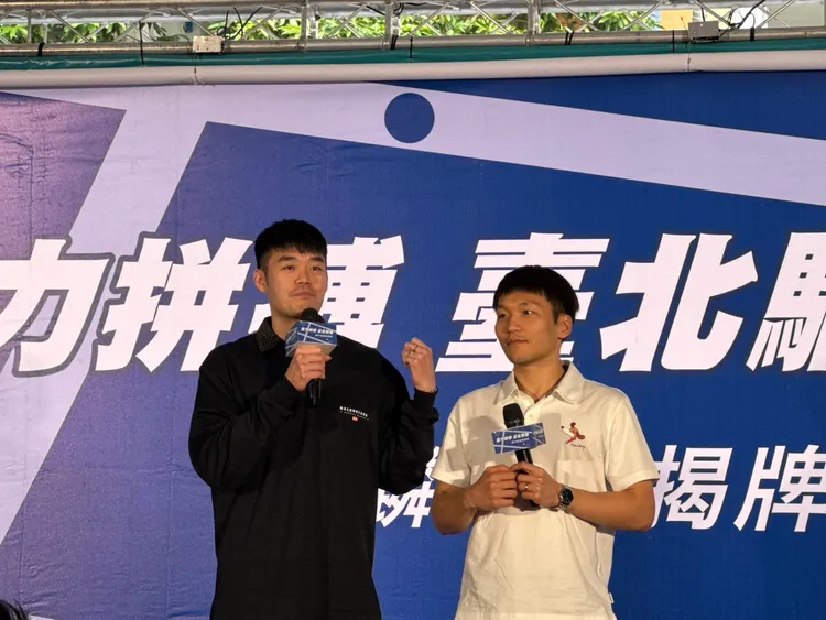 「麟洋配」重返母校為紀念路名正式掛牌。記者張綵茜攝