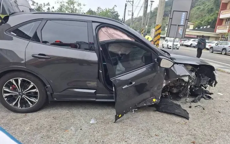 事故原因初判為自撞。民眾提供