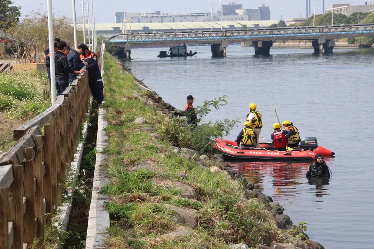 警方請高雄市警光潛水救難協會協助打撈，但尚無所獲。凃建豐攝