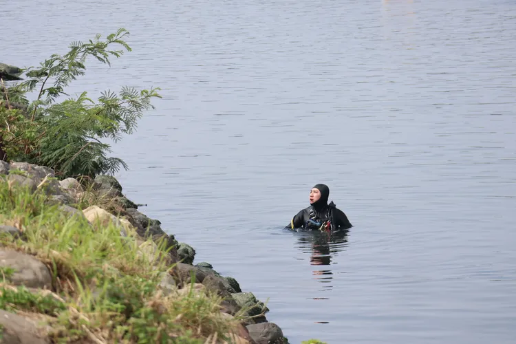 警方請高雄市警光潛水救難協會協助打撈，但尚無所獲。凃建豐攝