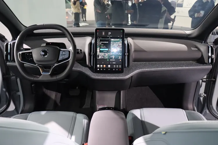 EX30車艙取消傳統儀表板，改採12.3吋直立式觸控螢幕作為主要操作介面，整合車輛資訊、導航、空調與娛樂系統，讓駕駛體驗更具未來感。林浩昇攝