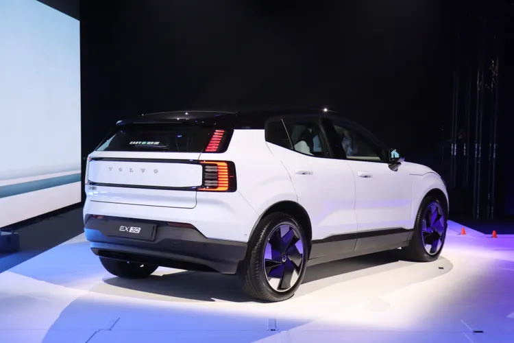 EX30 Ultra Twin Motor Performance版本搭載前後雙電動馬達，綜效輸出達到驚人的428匹馬力，0到100公里加速僅需3.6秒。林浩昇攝