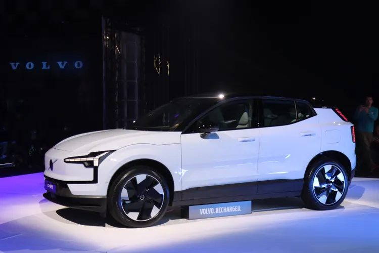 EX30支援最高153kW的直流快充，從10%充至80%僅需26至28分鐘，確保長途旅行的補能便利性。林浩昇攝