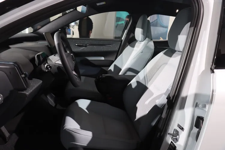 車內大量使用環保永續材質，包含座椅採用Nordico植然皮，由回收PET瓶與松木樹脂製成。林浩昇攝