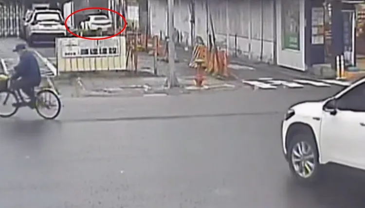 監視器拍下小客車駛入行人地下道。警方提供