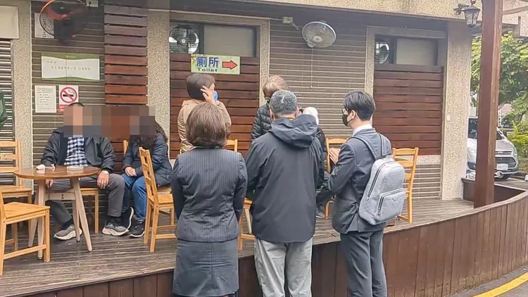 新光三越店長及公司人員雙手合十向林女家人道歉。民眾提供