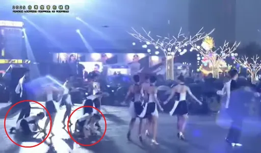 台灣燈會雨中開幕　「一群人舞台慘摔」畫面曝！舞者受傷怒了