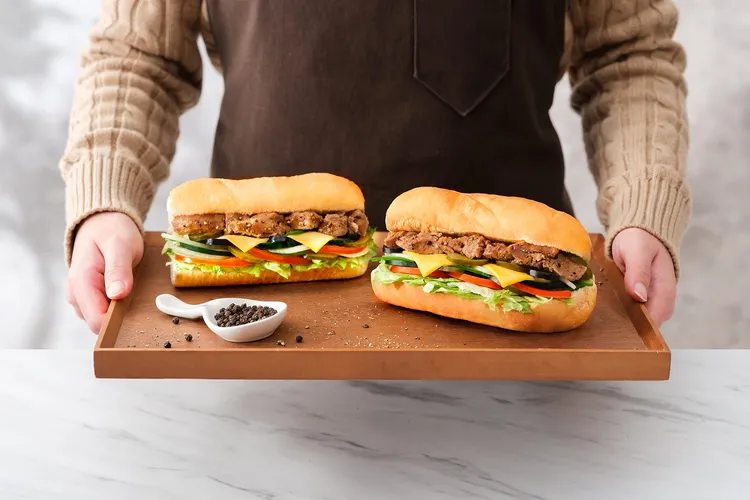 SUBWAY推出春季主打「黑胡椒嫩豬潛艇堡」，豬肉的鮮嫩與黑胡椒的香氣交織，帶來如同台灣經典家常菜黑胡椒豬柳的細膩風味。業者提供