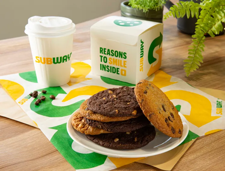 SUBWAY推出「6片裝餅乾盒加價購」限時優惠，即日起至4/29，凡於SUBWAY全台餐廳任意消費，即可以優惠價格120元購入6片裝餅乾盒（原價138元）。業者提供