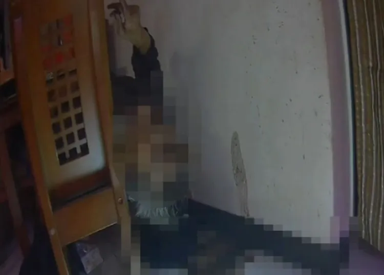 張男虛弱躺在家中椅子上，勉強舉手回應警員。桃園警分局提供