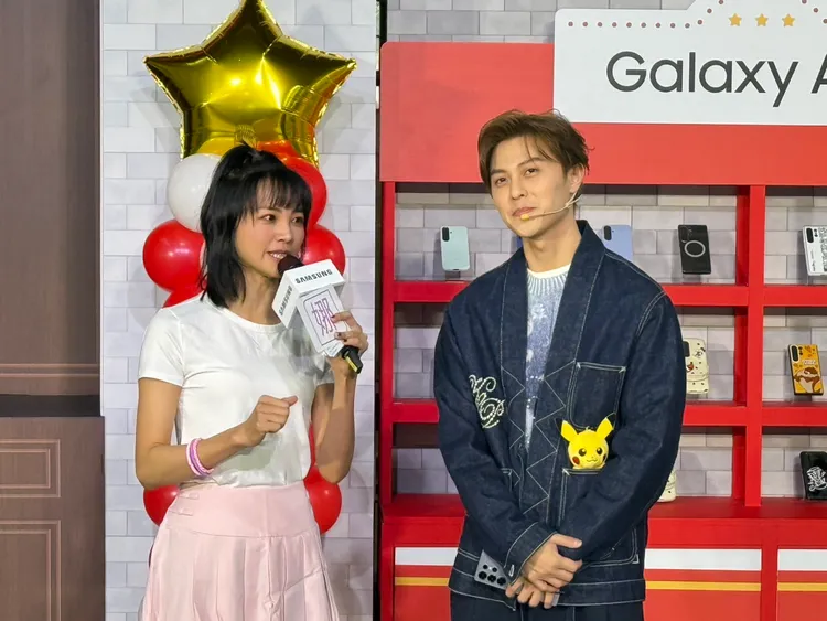 王子把皮卡丘當成配件很時尚。王思穎攝