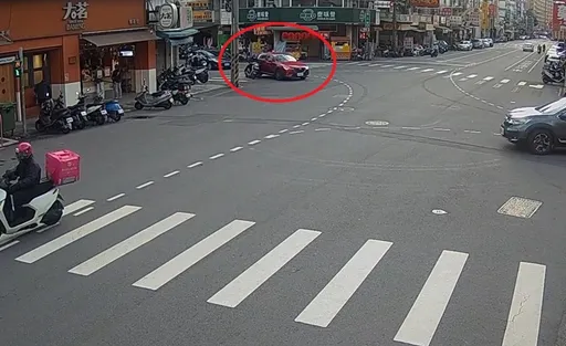 開車擦撞機車害騎士摔倒肇逃!女辯沒感覺 警拿出這個堵詭辯