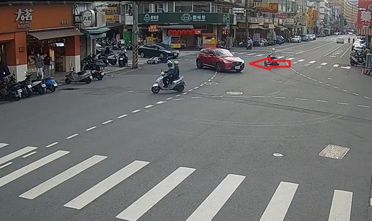 林女開車擦撞機車後，竟肇事逃逸。警方提供