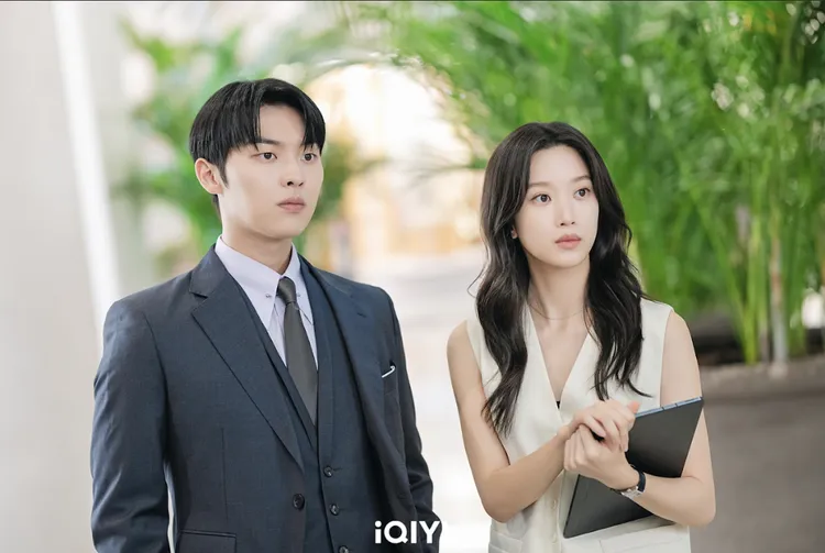 文佳煐（右）最近與崔顯旭合作《那傢伙是黑炎龍》。愛奇藝國際站提供