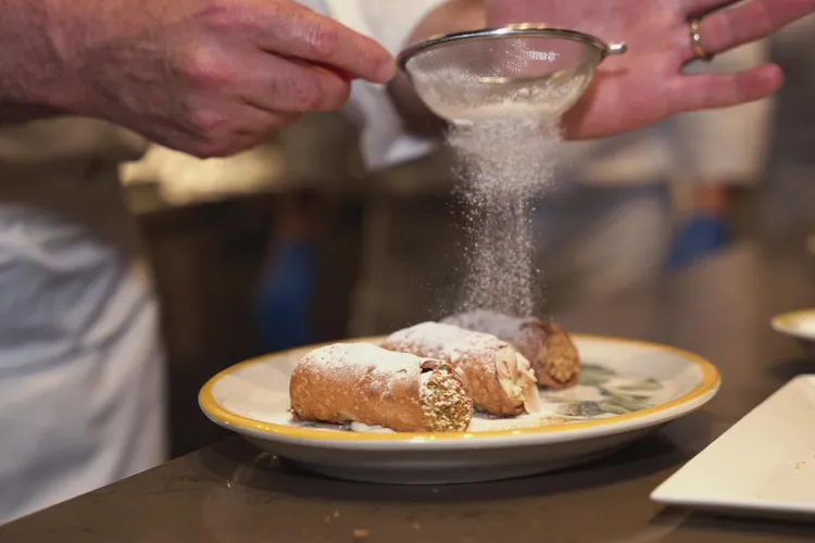 西西里卡諾里捲為Ciao情人節雙人海鮮套餐的餐後甜點。業者提供