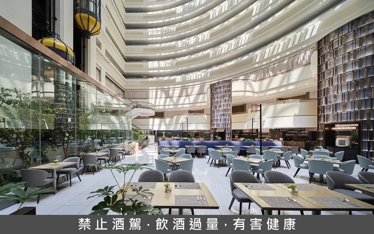 茹曦酒店Sunny Buffet於情人節當天為所有來歡慶的顧客，推出紅酒無限暢飲及一日限定的草莓生乳蛋糕。業者提供