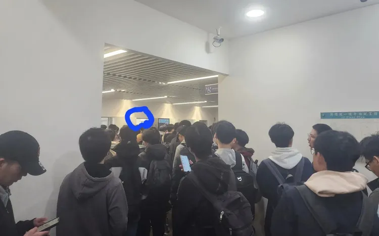 台大這門課加簽人潮爆滿！學生表示，千辛萬苦才用手機看到正在上課的教授李宏毅本尊。翻攝自Threads