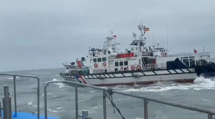 巡防艇驅離中國海警船。海巡署提供