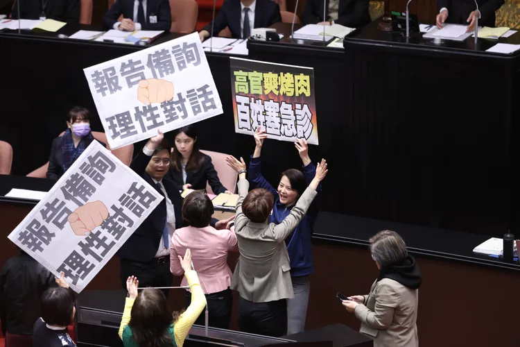 國民黨立委王鴻薇在其他藍營立委都已回座位的狀況下，仍然持續製造衝突。記者彭欣偉攝