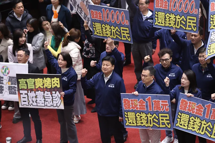 民進黨立委陳亭妃也對王鴻薇卡位還擊，兩人短暫肢體衝突後，王鴻薇才終於甘願回座位。記者彭欣偉攝