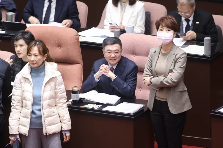 王鴻薇甘願回座位後，卓榮泰才得以繼續報告。記者彭欣偉攝