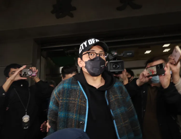 王大陸15萬元交保，步出新北地檢署，媒體大陣仗守候。彭欣偉攝