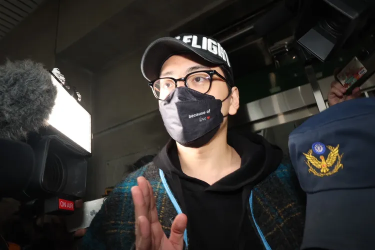 王大陸15萬元交保，步出新北地檢署，但外頭媒體蜂擁而至，他顯得寸步難行。彭欣偉攝