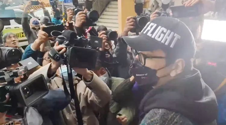 媒體蜂擁而至提問王大陸。張欽攝