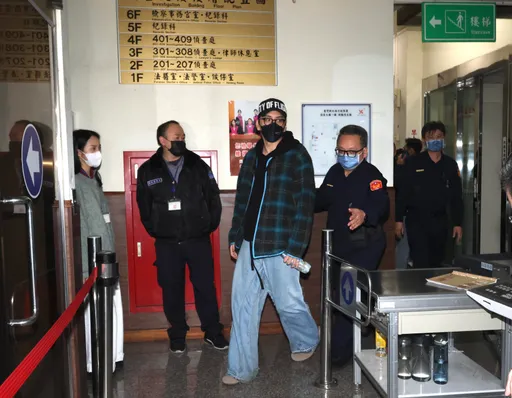 王大陸15萬元交保! 不發一語「突破重圍」搭車離去