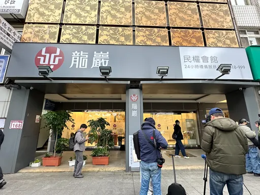 獨家|大S回家了!搭私人包機返台 粉紅色骨灰罈曝光