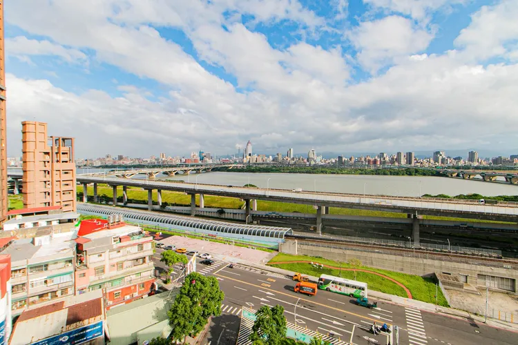 2024年1-11月的實價登錄數據顯示，預售屋交易量前十名的雙北捷運站點，除紅樹林站之外，其餘預售屋平均總價皆已站上2000萬元大關。永慶房產集團提供