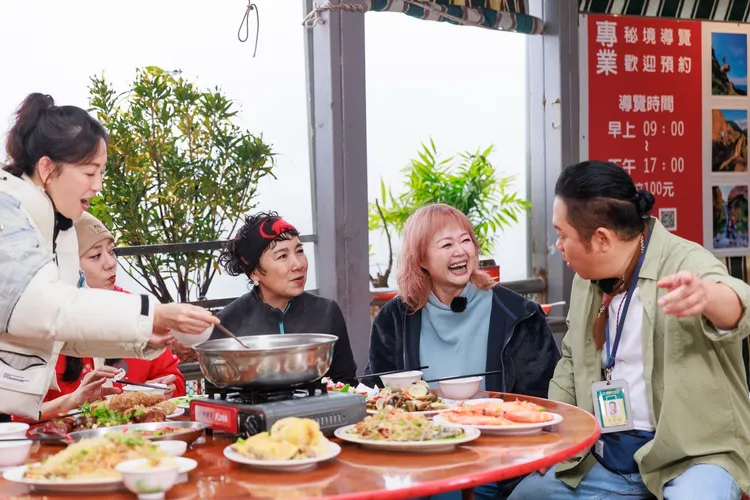 卜學亮（右起）嘴巴超甜，猛灌迷湯，讓金智娟、謝麗金笑呵呵。好看娛樂提供