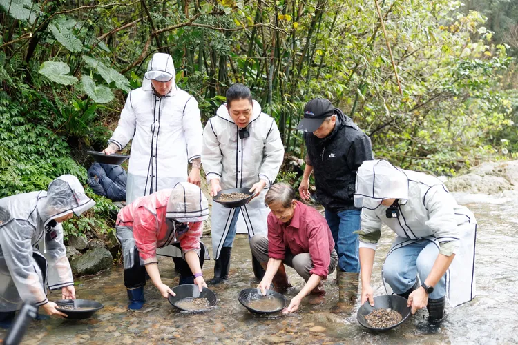 藝人們在小溪流體驗淘金沙。好看娛樂提供