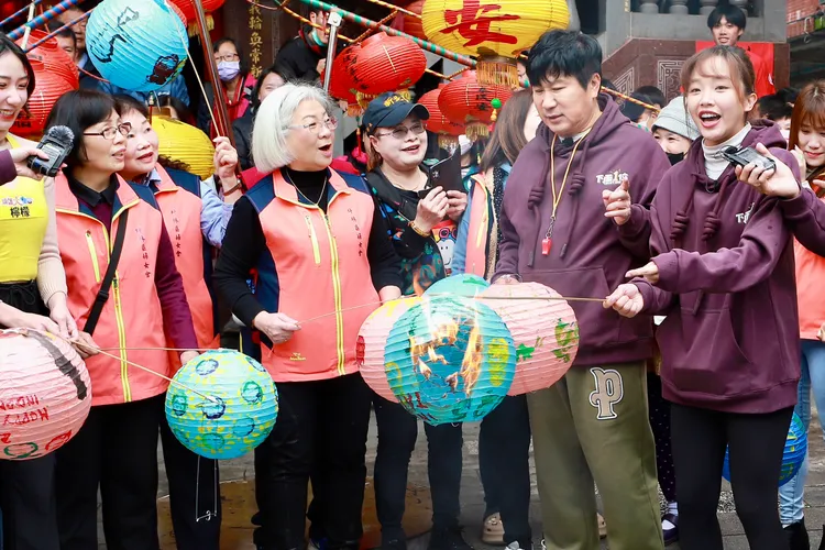 賴慧如（右起）、胡瓜主持的《綜藝大集合》昨開工錄影 。民視提供