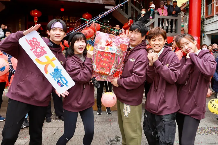 郭忠祐（左起）、籃籃、胡瓜、阿翔以及賴慧如等出外景。民視提供