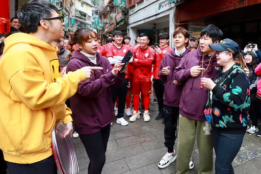 《大集合》開工!阿嬤箭步上前卡住胡瓜 「攔路拍照」