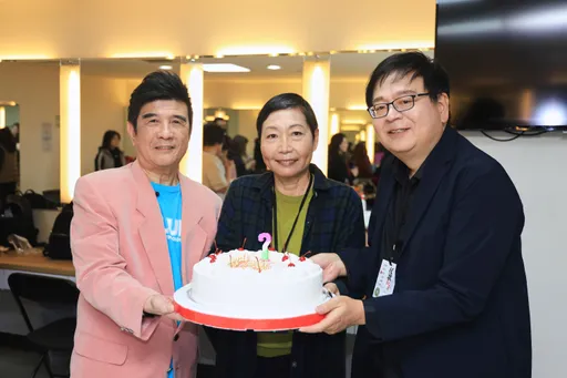 玉女歌手罹癌大手術後首露面 含淚鞠躬感謝救命恩人