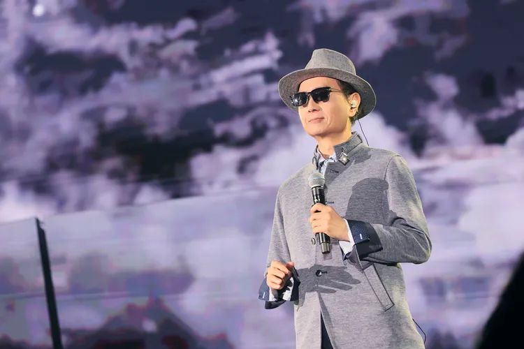 楊弦在民歌五十演唱會演出。中華音樂人交流協會提供