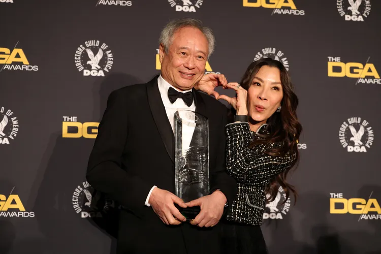 首位華人奧斯卡影后楊紫瓊（右）受邀擔任頒獎人。路透