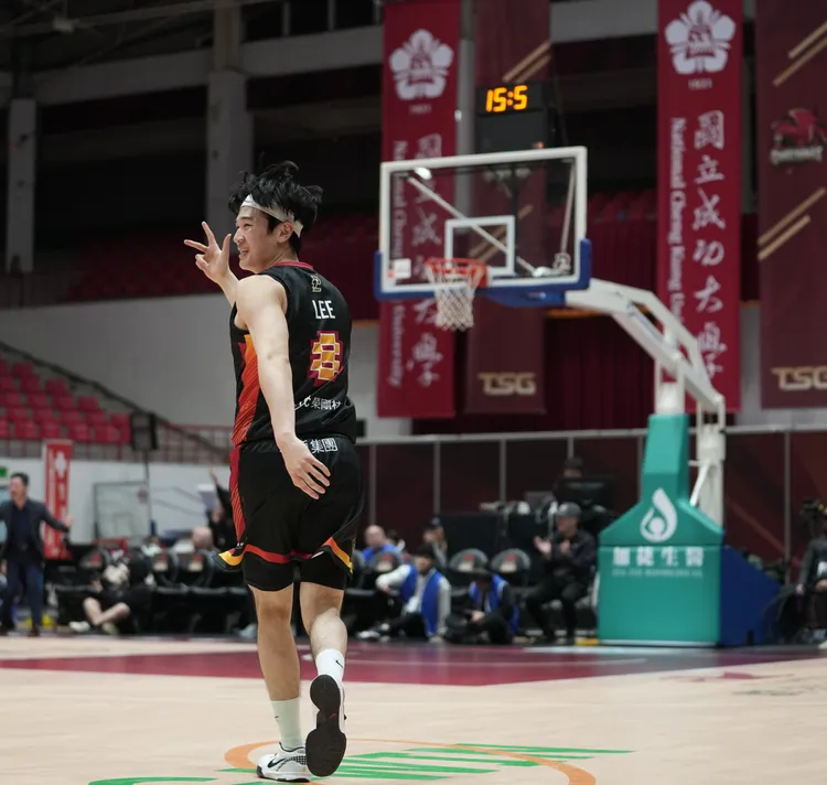 李允傑投進第1記3分球。台鋼獵鷹
