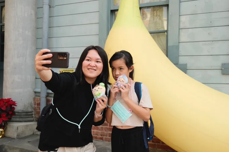 旗山火車站香蕉打卡點，人潮增加1-2成人潮。經發局提供