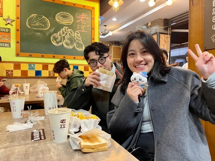 台北黃小姐及與友人前往「巨大化美食」店家拍照打卡參加「高雄美食一吉棒」抽獎活動。經發局提供