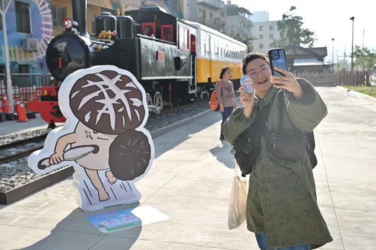三塊厝車站蒸汽火車前香菇打卡點，人潮增加1-2成人潮。經發局提供