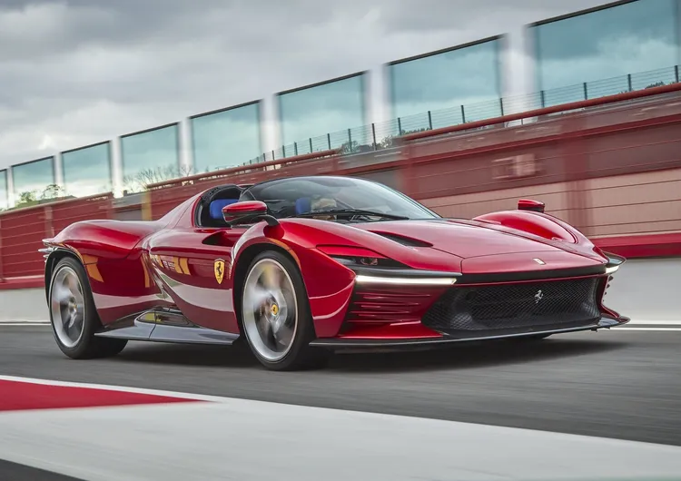 外界也關注Ferrari是否會推出限量Icona系列新成員，主要是前兩款Monza SP1/SP2與圖中的Daytona SP3推出後都獲得熱烈迴響。原廠照片