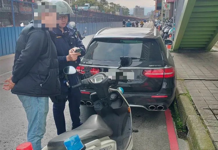 賓士車後續移置保管。警方提供