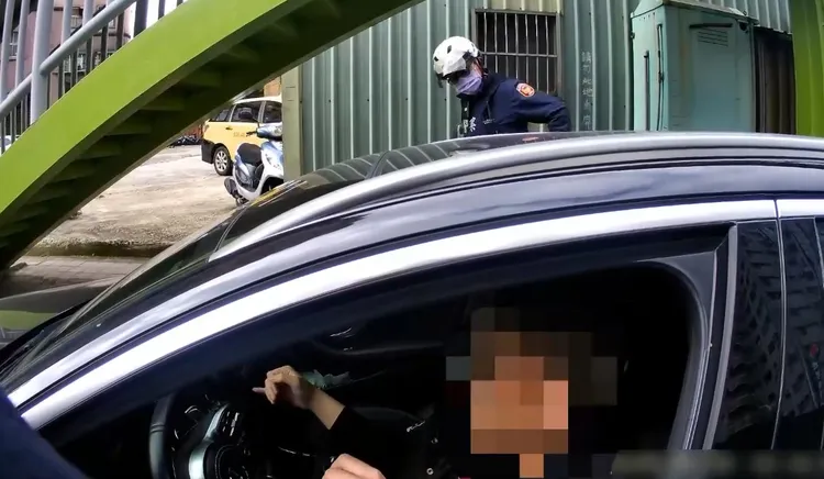 吳男被警方攔查。警方提供