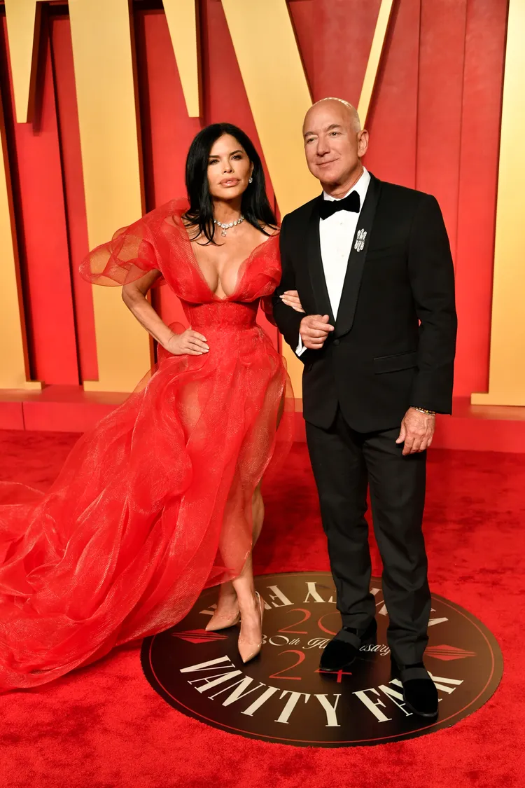 貝佐斯的風騷未婚妻蘿倫桑切斯（左）被網友揶揄可能會成為龐德女郎。