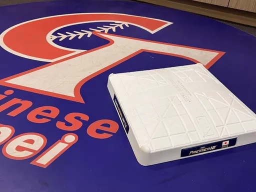 WBC資格賽大戰前夕 12強奪冠時忘了拔的一壘壘包空運來台了